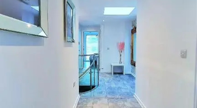 Sidemerseylivingscouk 5BR 3BA Penthouse w Parking in L1, Забронировать Отель Отели Ливерпуля с парковкой, рядом с Grosvenor Casino Liverpool, Парковка