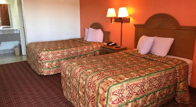 Четырёхместный номер Standard Royal Regency Inn