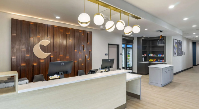 Comfort Inn & Suites New Port Richey Downtown District, Забронировать Отель Порт-Ричи штат Флорида, рядом с Morton Plant North Bay Hospital