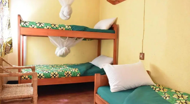 Кровать в общем номере Pearl Guest House