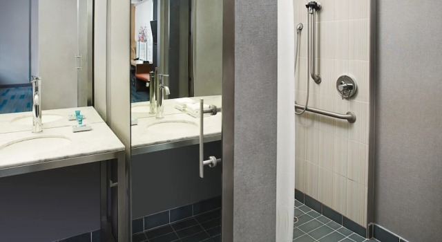 Четырёхместный номер Standard с видом на город Aloft by Marriott Charlotte City Center