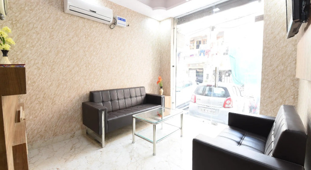 OYO 14387 Luxury Inn, Забронировать Отель Отели Нью-Дели с завтраком, Завтраки
