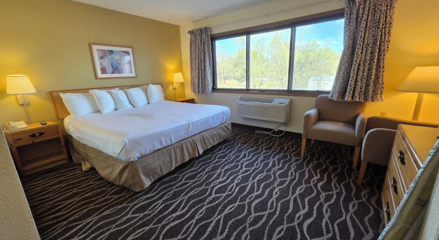 Двухместный люкс с 2 комнатами Boarders Inn & Suites by Cobblestone Hotels - Wautoma