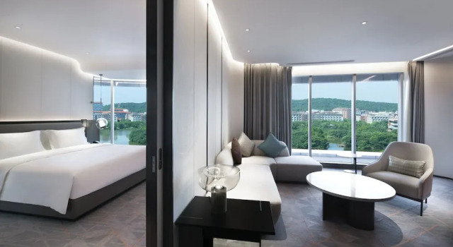 Двухместный люкс Crowne Plaza Wuhan Optics Valley by IHG