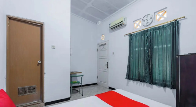 Hotel O Maluku Guest House, Book Pension Hoteller i Blitar med parkering, Parkering