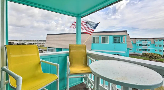 Апартаменты с 2 комнатами с балконом Beachfront Condo w/ Boardwalk & Pool Access!