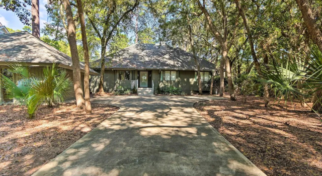 Коттедж с 5 комнатами Golf, Dine & Swim: Sleek Palmetto Dunes Home!