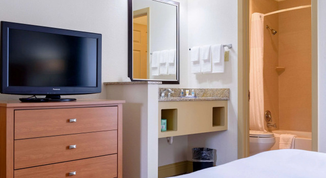 Comfort Suites, Baton Rouge, Забронировать Отель Отели Батон-Руж 3 звезды, рядом с Ochsner Medical Complex - The Grove, 3*