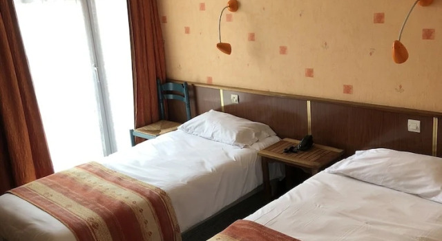 Трёхместный номер Standard с балконом Hotel le France, Redon