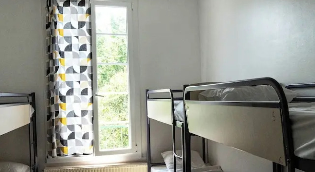 Кровать в общем номере (мужской номер) Auberge de Jeunesse HI Arles