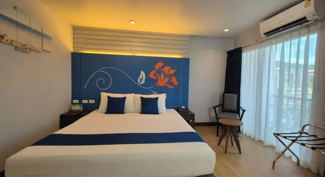 Двухместный номер Deluxe с балконом Days Inn by Wyndham Patong Beach