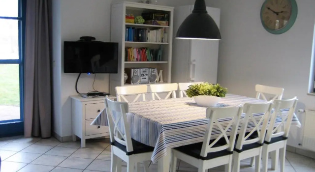 Коттедж Komfortables Reetdachferienhaus Hasel 1