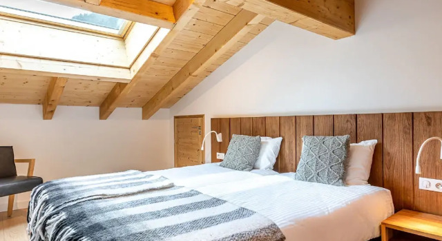 Penthouse with spacious balcony, ski lift 1.5 km away.