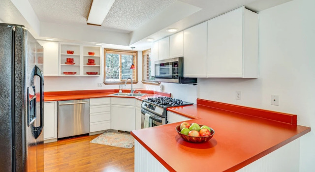 Коттедж Woodland Park Chalet w/ Deck, Grill & Mtn Views!