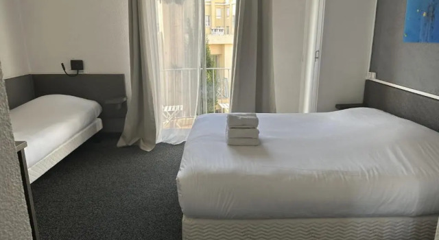 Трёхместный номер Standard с балконом Hôtel le Chardon Bleu