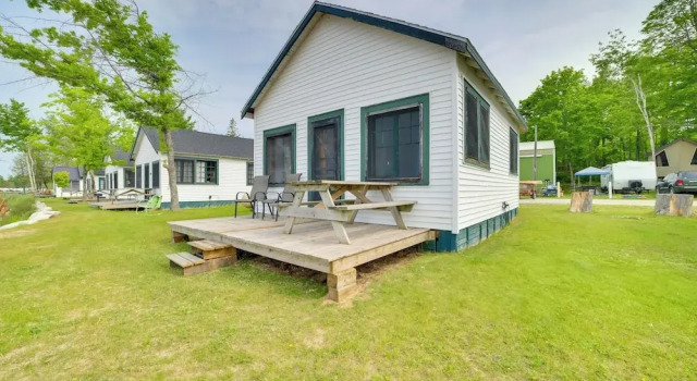 Коттедж Fish, Paddle & Swim! Lake Huron Resort Getaway