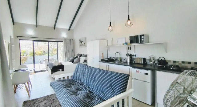 Capricorn Studio One - 150m to Solar Beach, Patio & Braai, Wifi, DSTV & Netflix
