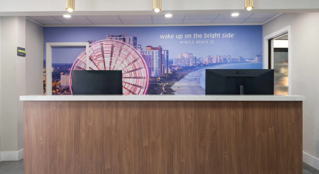La Quinta Inn & Suites by Wyndham Myrtle Beach, Забронировать Отель Миртл-Бич Гранд-Странд, рядом с Outlet Park at Waccamaw Shopping Center