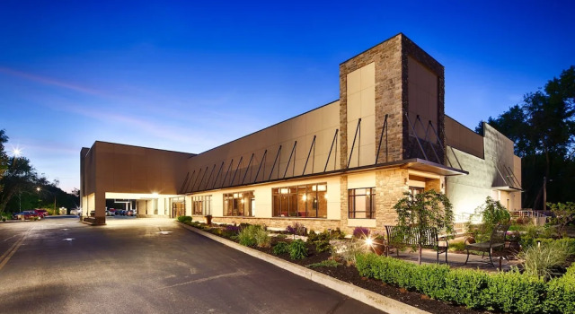 Holiday Inn KINGSTON, Забронировать Отель Кингстон Ulster County, рядом с Birch Body Care