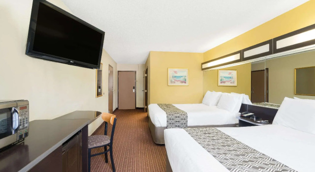 Четырёхместный номер Standard Microtel Inn by Wyndham Bowling Green