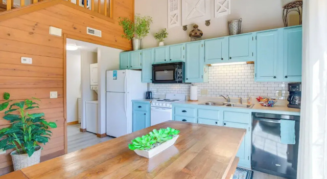 3 Mi to Branson Strip! Townhome w/ Deck & Porch, Забронировать Апартаменты/квартира Отели Table Rock Lake с парковкой, Парковка