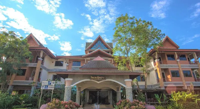 Кровать в общем номере 100 Islands Resort & Spa