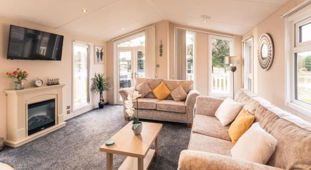 Juniper Lodge with Hot Tub, Book Hotel Barmby Moor Merseyside