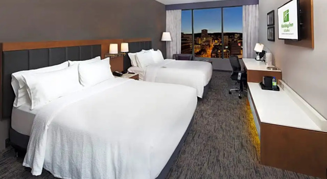 Четырёхместный люкс c 1 комнатой Holiday Inn Hotel & Suites - Montreal Centre-ville Ouest by IHG