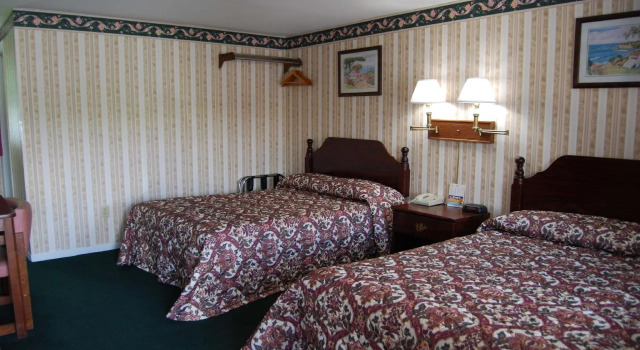 Lenox Inn, Забронировать Отель Отели Ленокс с бассейном, рядом с Guido's Marketplace, Бассейн