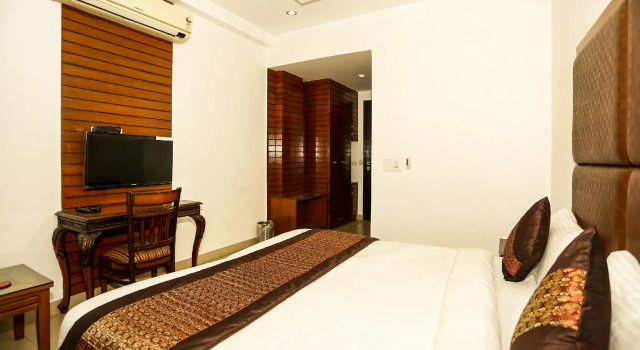 OYO 8337 DLF Phase 4, Забронировать Отель Гургаон Gurgaon Region, рядом с Улица Гольф-Корс-роуд
