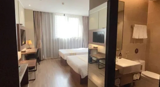 Люкс Homeinn Plus Hotel (Shanghai Dishui Lake Port City New World)