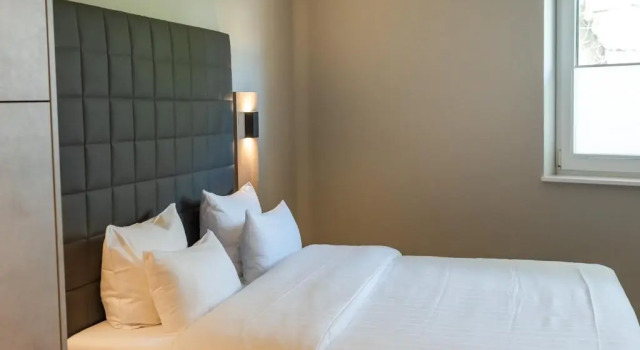 Полулюкс Deluxe Hotel Circle Inn - Closest to Air Base