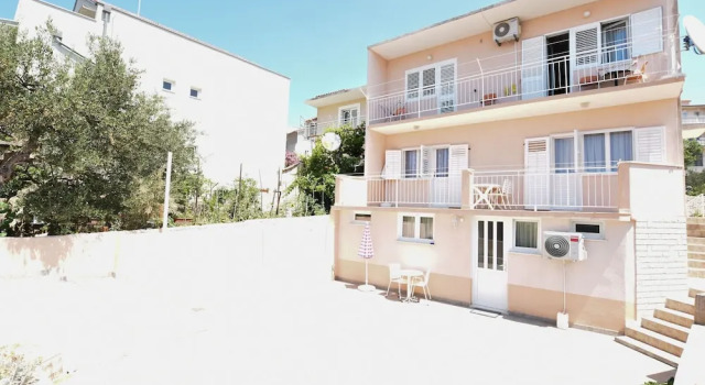 Apartments Kure, Забронировать Апартаменты/квартира Отели Примоштен с парковкой, рядом с Пляж Затока, Парковка