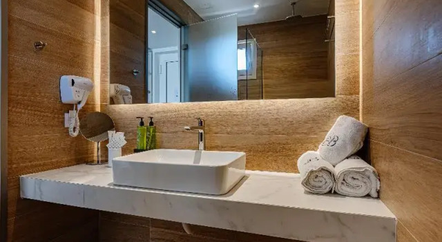Четырёхместный полулюкс с видом на бассейн Magique Bleu Suites
