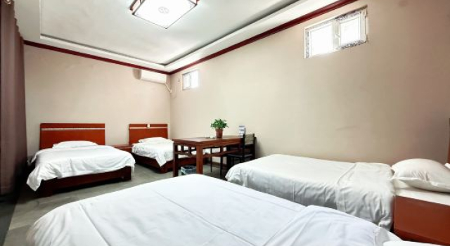 Кровать в общем номере Dunhuang Puxiangyuan guesthouse