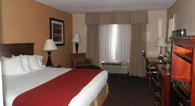 Номер Standard Holiday Inn Express & Suites Forest, an IHG Hotel