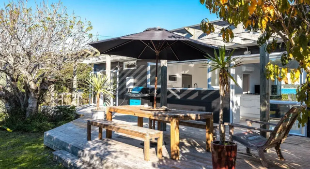 Вилла Executive Driftwood Beach House with Spa Pool