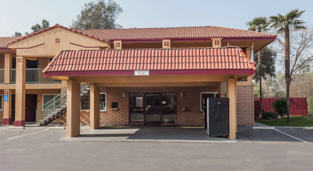 Super 8 by Wyndham Visalia, Reserva ahora Posada u hostería Visalia California
