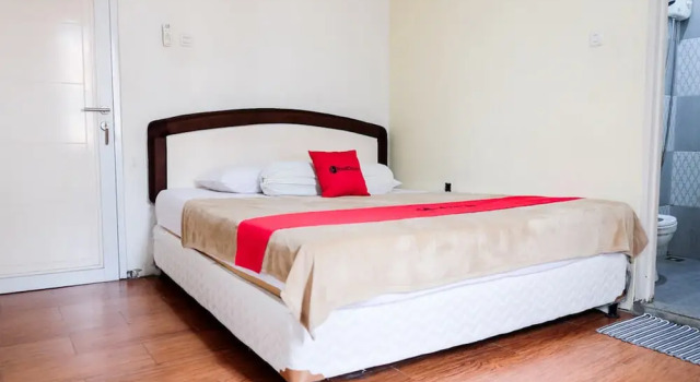 Premium Zimmer RedDoorz near Kebun Raya Bogor 2