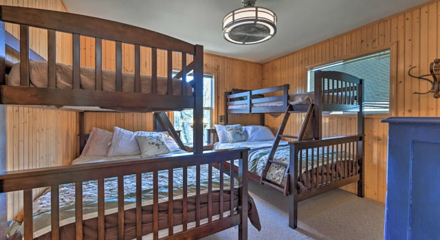 Коттедж с 2 комнатами с балконом North Carolina Escape w/ Deck, Grill & Fire Pit!
