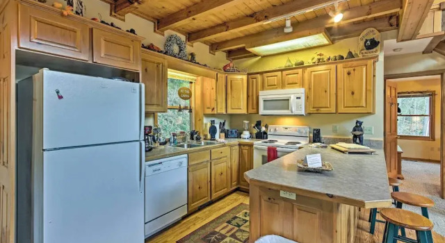 Коттедж Spacious Maggie Valley Cabin w/ Hot Tub & MTN View