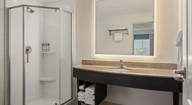 Люкс c 1 комнатой Holiday Inn Hotel & Suites Maple Grove Northwest Minneapolis-Arbor Lakes by IHG