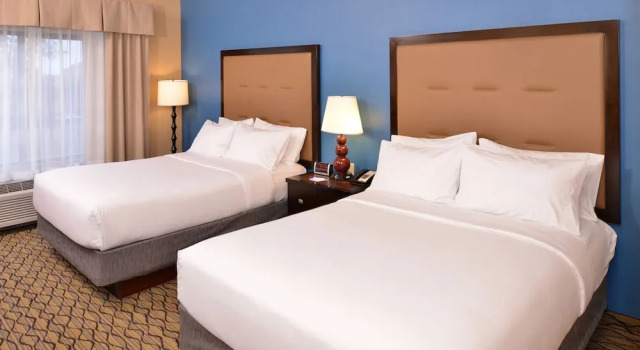 Четырёхместный люкс Holiday Inn Express & Suites Wichita Falls by IHG