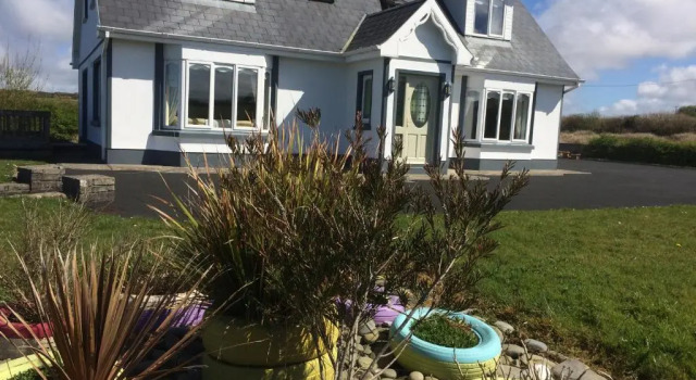 Lorna's Apartment Self Catering Holiday Home, Boek Appartement Hotels in Clare met parkeren, Parkeren