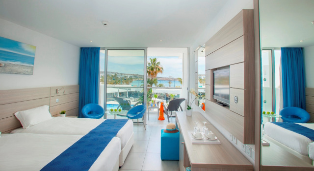 Номер Deluxe Limanaki Beach Hotel & Suites