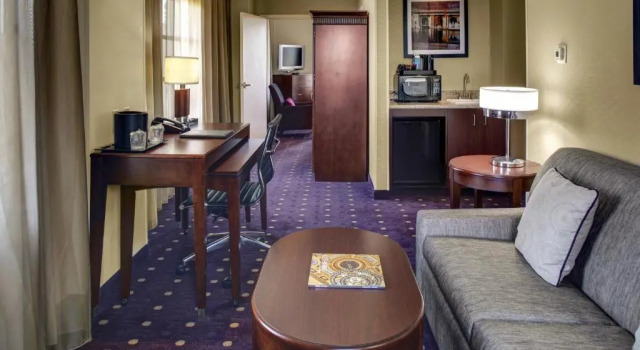 Люкс c 1 комнатой Courtyard by Marriott Kansas City Country Club Plaza