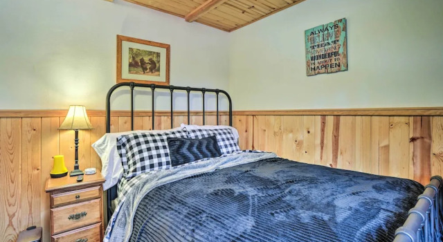 Charming Big Bear Cabin w/ Gas Grill, Забронировать Дом для отпуска Биг-Бэар-Сити San Bernardino Mountains