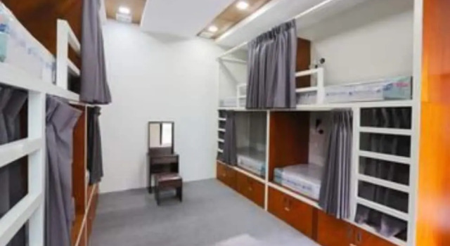 Кровать в общем номере с балконом Little Yangon Hostel