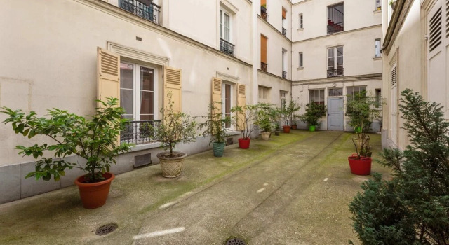 Beautiful Quiet Designer Apartment in Paris, Забронировать Апартаменты/квартира Париж Иль-де-Франс, рядом с Монмартр