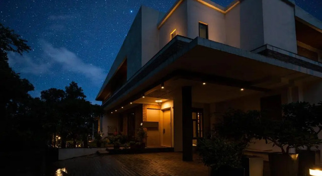 Villa 41 by StayVista - A chic retreat with a pool, poker table, and a theater room, Réserver Villa Hôtels à Maharashtra avec piscine, Piscine